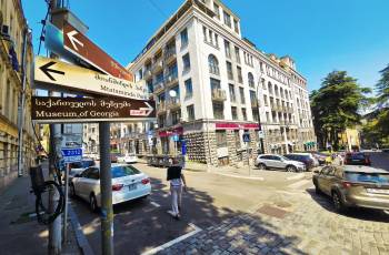 Apartment near the Metro Freedom Square