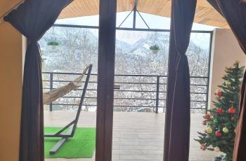 ქირავდება ორ ოთახიანი აპარტამენტი მთის ხედით