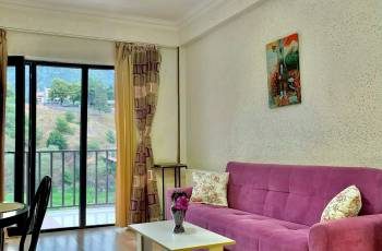 ახალი აპარტამენტი აივნით და მდინარის ხედით