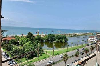 The apartment at the edge of the sea